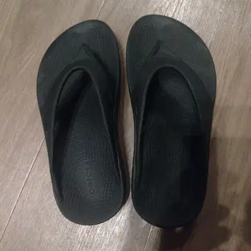 OOFOS 블랙 플립플롭 샌들 EU 42