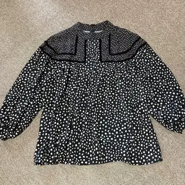 귀에 파피용 패턴 SUMi STYLE 도트 무늬 블라우스