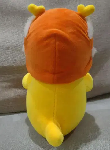 오렌지색과 노란색 봉제 인형
