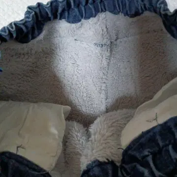 다크 블루 허리 밴드 팬츠, 안쪽에 보아 소재로 마감된 제품