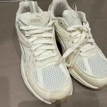 PUMA 화이트 스니커즈