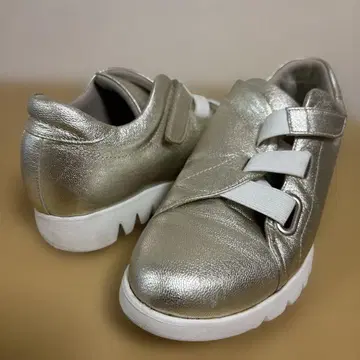 아카클라 벨크로 로우컷 스니커즈