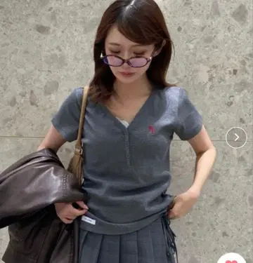 V넥 헨리 가슴 자수 반팔 티셔츠