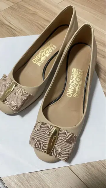 Ferragamo 베이지 플랫 슈즈 4D