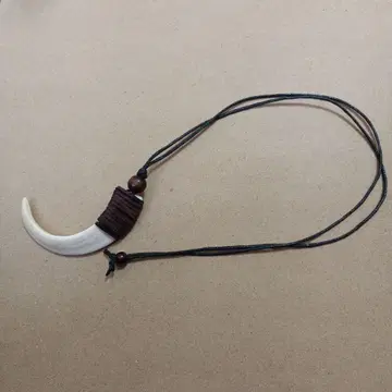 멧돼지 이빨 목걸이 (위쪽 이빨)