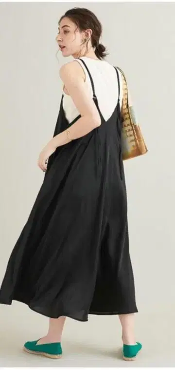유나이티드 아로즈 백 V컷 캐미 원피스