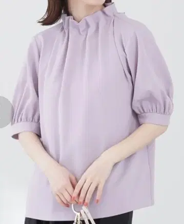 자연스러운 아름다움 연보라색 하이넥 반소매 블라우스