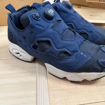 인스타 펌프 네이비 스니커즈