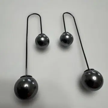 프랑스 럭스 그레이 더블 퍼얼드롭 귀걸이 새 제품과 거의 동일합니다.