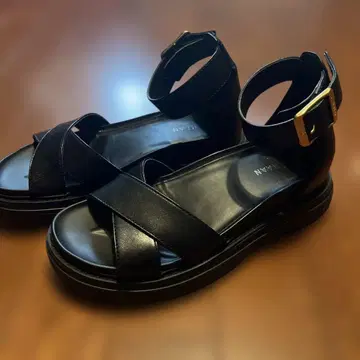 콜한 블랙 샌들