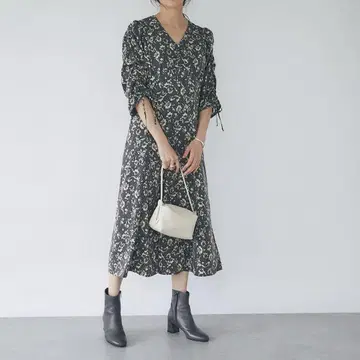 La boutique BonBon 꽃무늬 프린트 드로스트 슬리브 원피스