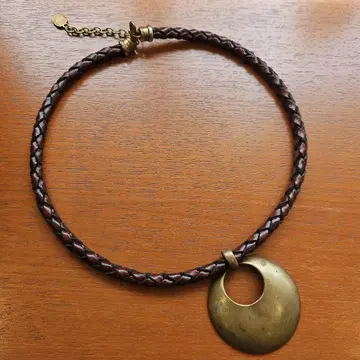 RALPH LAUREN 앤틱 골드 x 가죽 꼬임 목걸이