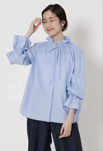 유나이티드 아로즈 스탠드 칼라 프릴 블라우스
