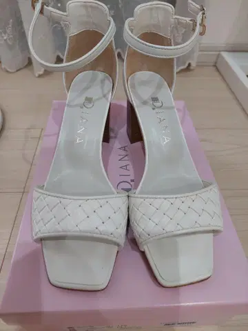DIANA 화이트 엮음 샌들 22.5cm