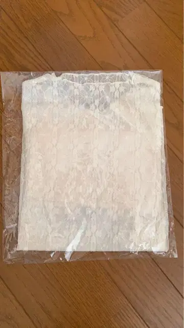 미사용 레이스 상의 화이트