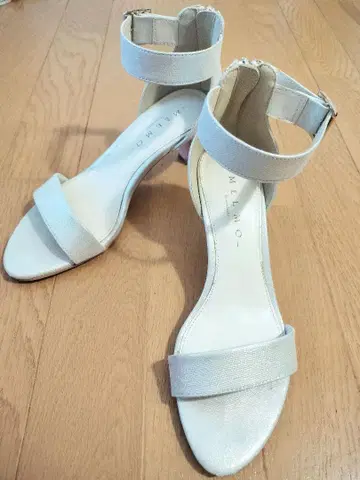 MELMO 화이트 라메 스트랩 샌들 23.5cm
