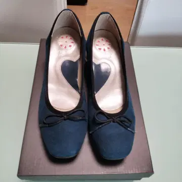 새상품급 다크 블루 스웨이드 펌프스 4cm 힐