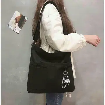 캔버스 숄더백 블랙 봉제 인형 참 포함