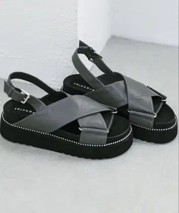 quaranciel: 플랫폼 크로스 스터드 샌들 ₩9,900