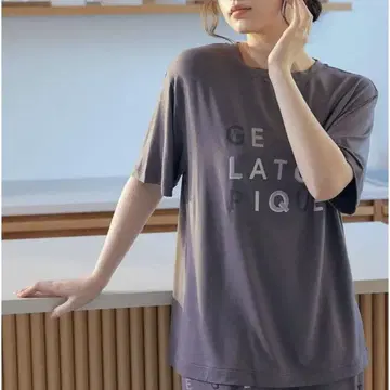 접촉 시 시원한 느낌의 그레이 색상 상의