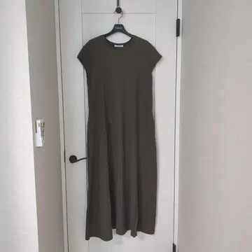 플라주 코튼 소재 맥시 길이 원피스 다크 브라운 38