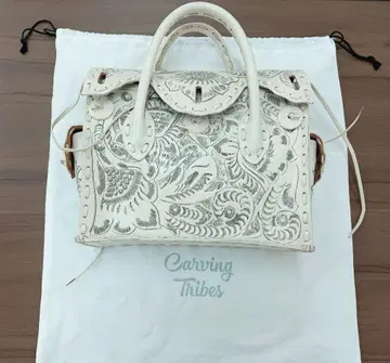 미품  카빙 트라이브스 핸드백  가죽 압인  화이트  가방