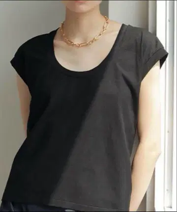ETRE TOKYO 라운드넥 노스리 톱스 미품