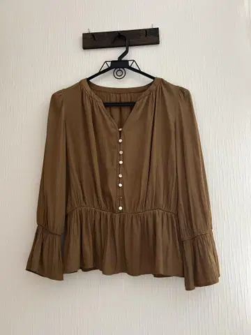 케티 ketty 브라운 V넥 개더 블라우스 플레어 슬리브