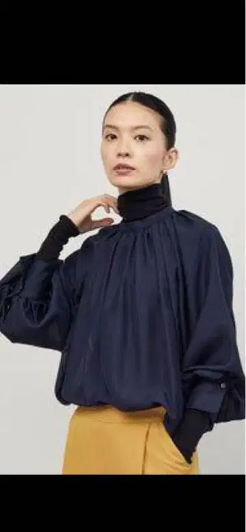 소에주 soeju 네이비 시어 개더 블라우스 긴팔