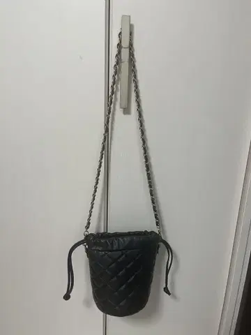 새상품급 오우렌티 천연 가죽 체인 퀼팅 숄더백 블랙