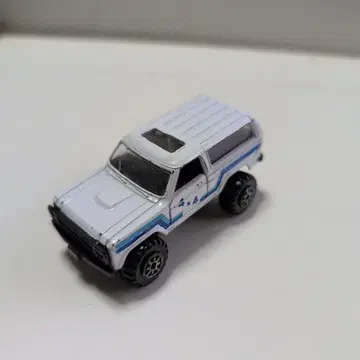 화이트 SUV 미니카 4WD