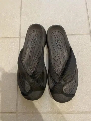 KEEN 블랙 아웃도어 샌들