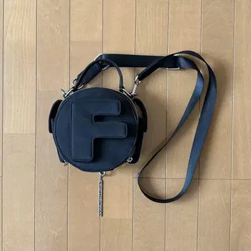 펑 첸 왕 레터 'F' 백