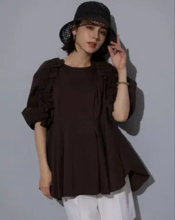 새 제품 미사용 태그 부착 알페이지 스토리 소매 프릴 페플럼 블라우스