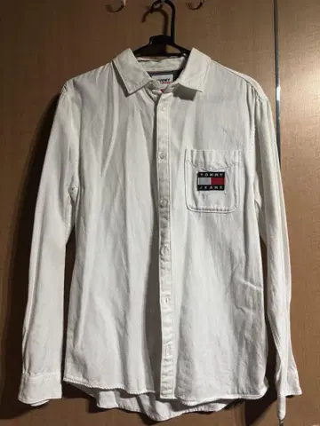 TOMMY JEANS 화이트 장소매 셔츠