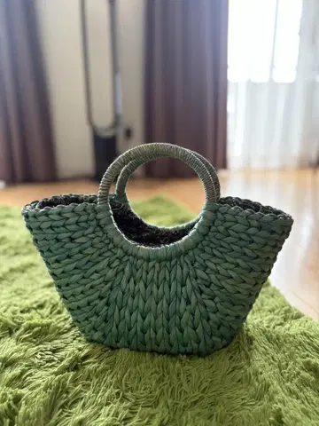에메랄드 그린 색상의 카고바 백