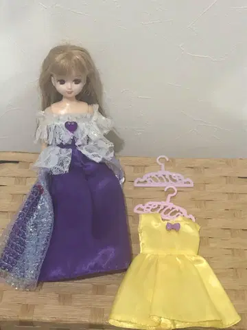 리카짱 인형과 드레스 2벌 세트, 행거
