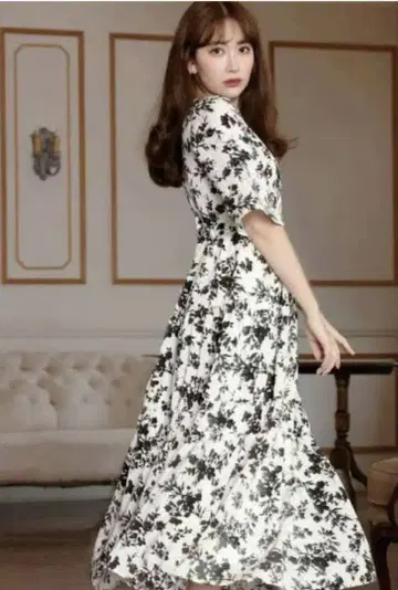 Monotone Floral Slit Sleeve Dress