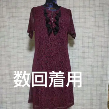 빨간색과 검은색 점무늬 반팔 원피스