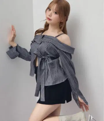 TITTY&CO. 깅엄 체크 오프숄더 톱