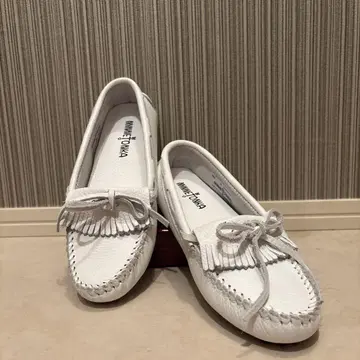 MINNETONKA 프링글 장식 모카신 화이트