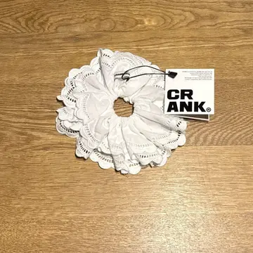CRANK 코튼 프릴 빅 스크런치 슈슈 화이트