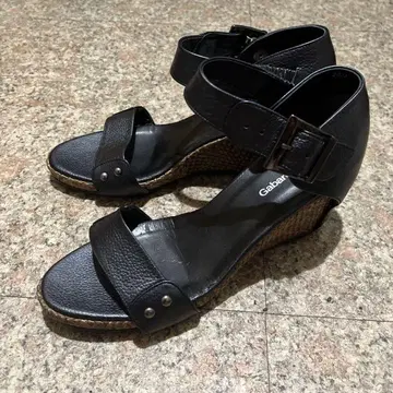 가바딘 KT 블랙 레더 웨지 힐 샌들