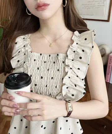 린넨 느낌의 도트 프린트 셔링 페플럼 프릴 블라우스