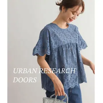 어반 리서치 도어스 아이렛 레이스 페플럼 블라우스