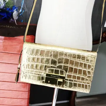 미품  마이클코어스(MICHAEL KORS) 크로코 패턴 압인 골드 백