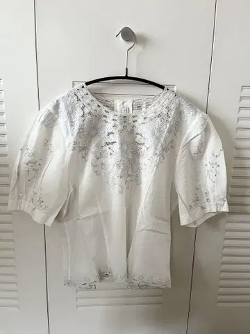 montare 블라우스