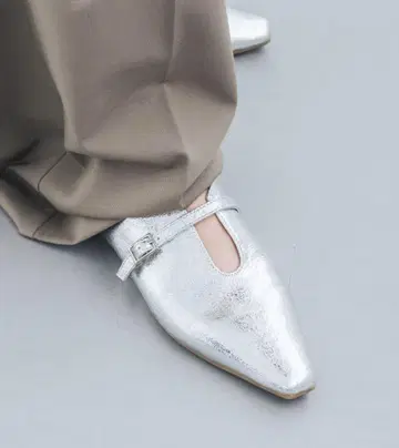 EVOI 23.5cm 소프트 스퀘어 U컷 벨트 플랫 펌프스