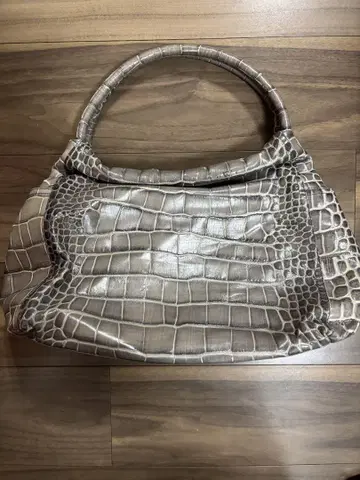 FURLA 크로코 패턴 압인 가방