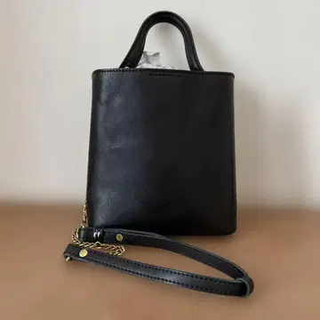 미품, 깔끔한 디자인의 가죽 가방, 한 손으로 들 수 있는 가방